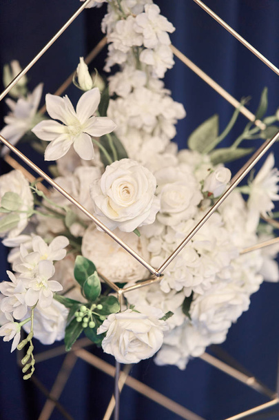 Ślub wystrój z białych kwiatów i świec. Dekoracja stołu. Uroczystości weselne.  - Zdjęcie, obraz