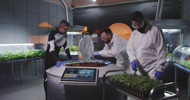 Naukowcy badając sadzonki na bazie Mars - Materiał filmowy, wideo