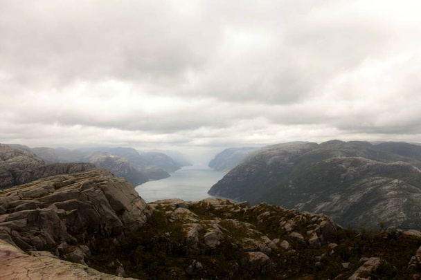 Vista do penhasco Preikestolen em fiorde Lysefjord - Noruega - natureza e fundo de viagem. Conceito de férias. Granito rochas e montanhas
 - Foto, Imagem