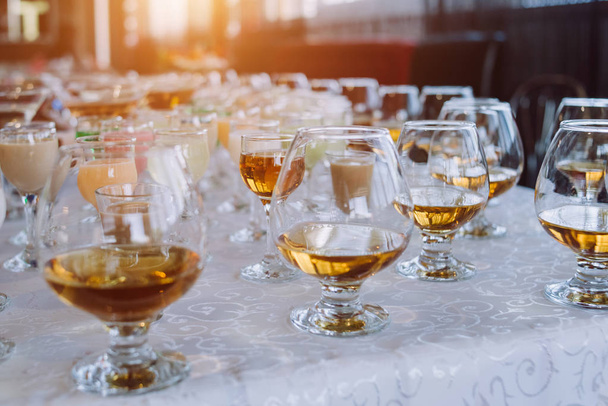 Soğuk egzotik alkollü içecekler, kokteyller ile festival masası. Parti ve tatil kutlama konsepti - Fotoğraf, Görsel
