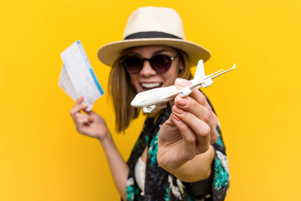 Молода біла жінка тримає авіаквитки дуже щаслива
. - Фото, зображення