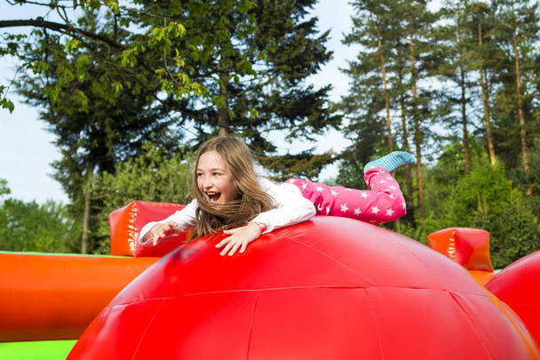Chica feliz en inflar el castillo
 - Foto, imagen