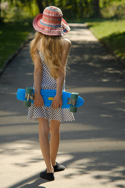 A girl leaves the park after training - 写真・画像