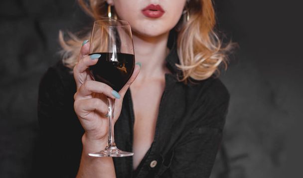 Beautiful woman with glass wine - selective focus - Foto, Imagen