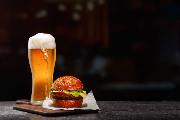 Bicchiere ghiacciato di birra leggera con hamburger
 - Foto, immagini