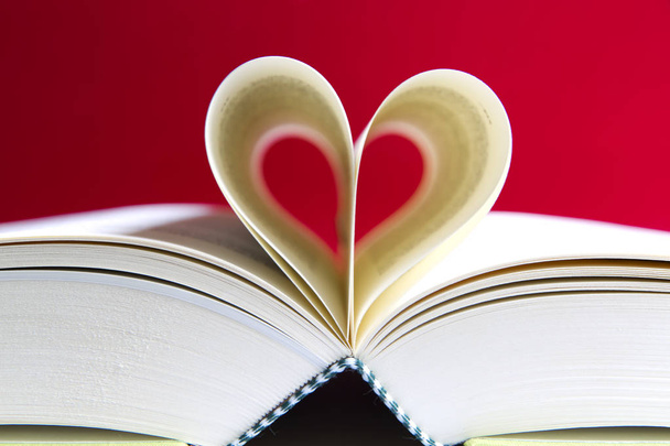 Embossed pages of book folded to make heart  - Foto, imagen