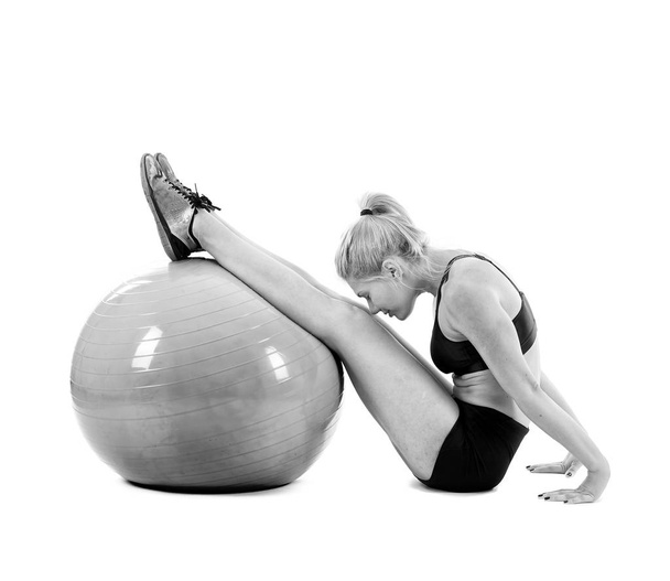 Fitness kız ABS beyaz arka plan üzerinde Elastik topu ile yapıyor - Fotoğraf, Görsel