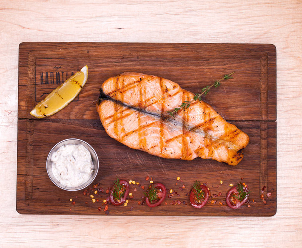 Ресторанні страви смажений лосось стейк
 - Фото, зображення