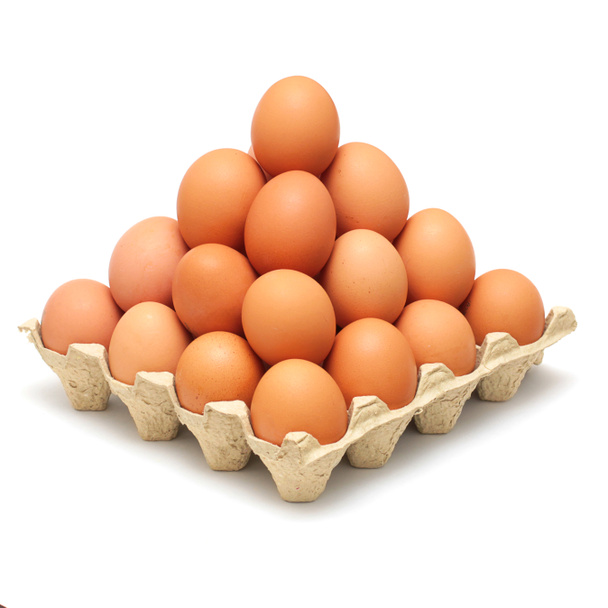 Pirámide de huevos marrones aislados
 - Foto, imagen