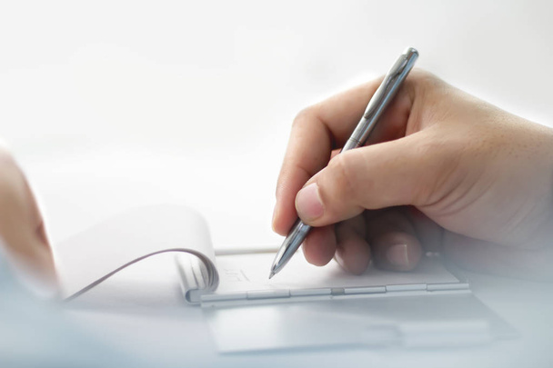 Imagen del hombre trabajando papeleo con bolígrafo. Aislado sobre fondo blanco
. - Foto, imagen