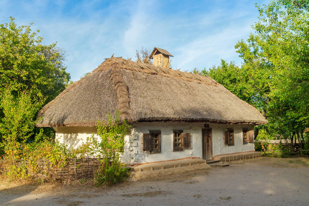 Casa ucraniana velha esta é cabana do século XIX em Vila Pirogovo
 - Foto, Imagem