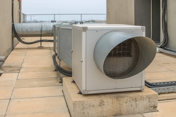 Vista de los conductos de ventilación de aire, extracción e insuflación
 - Foto, imagen