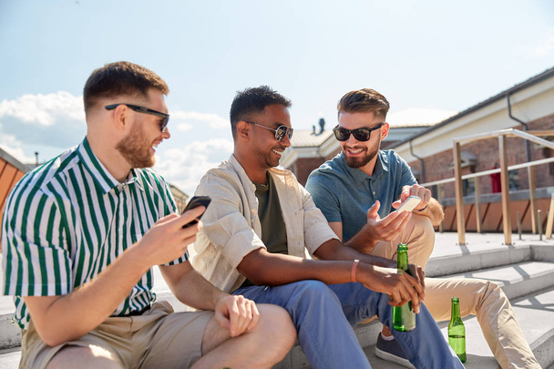 men with smartphones drinking beer on street - Фото, зображення