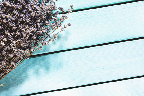 Levendula virág, kék fából készült asztal, rusztikus háttér, felülnézet másolási területtel - Fotó, kép