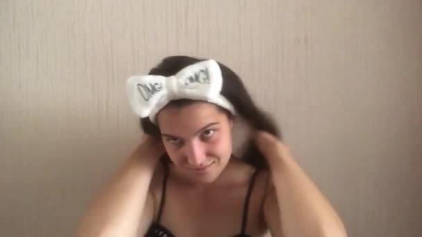 lány egy fehér kozmetikai kötést a fejét - Felvétel, videó