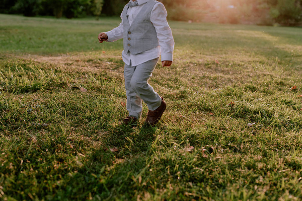 Photos d'un enfant marchant sur un champ d'herbe
 - Photo, image