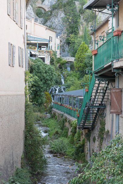 Vista del río y cascada del pueblo Moustier-Sainte-M
 - Foto, imagen