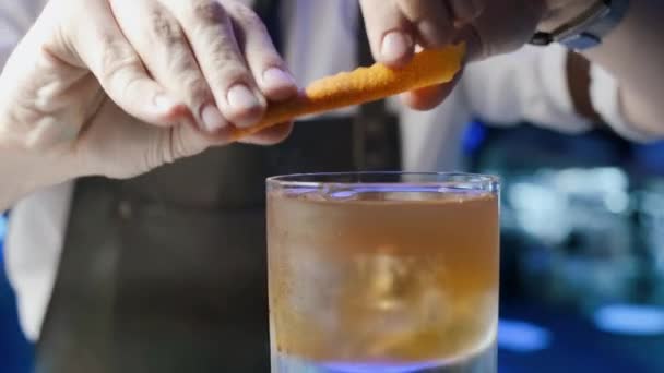 Bartender mixologist ötvözi hozzávalók és Making alkoholos koktél Bar. Shot a Red Epic 4k kamera Uhd. - Felvétel, videó