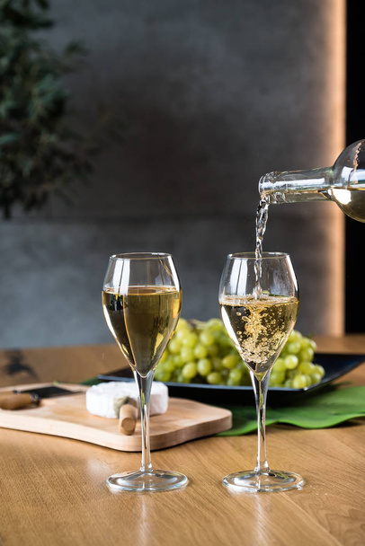 Closeup of pouring white wine in restaurant - Фото, изображение