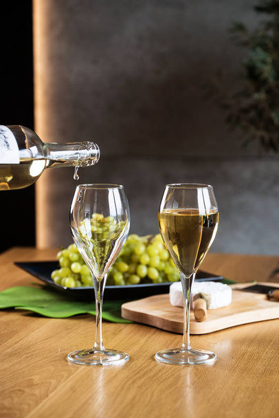 Крупним планом заливка білого вина в ресторані
 - Фото, зображення