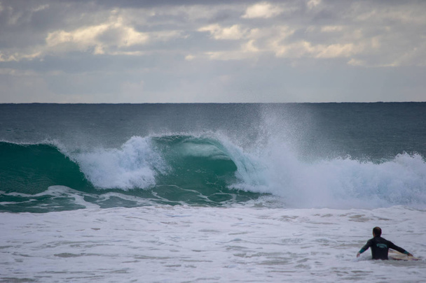 Paisaje de una playa en perth norte en un día ventoso lleno de olas de agua
 - Foto, imagen