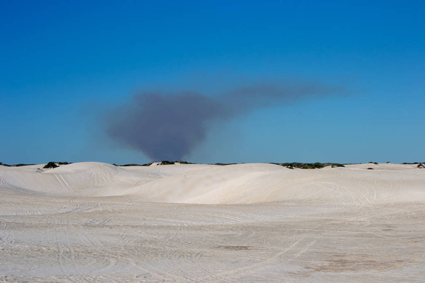 Paisaje en Lancelin arena desierto lugar cielo azul
 - Foto, imagen