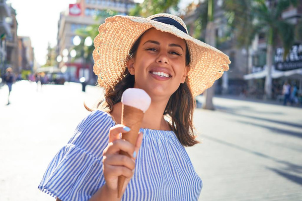 Νεαρή όμορφη γυναίκα τρώει παγωτό χωνάκι περπατώντας στο δρόμο της Τενερίφη μια ηλιόλουστη μέρα του καλοκαιριού στις διακοπές - Φωτογραφία, εικόνα