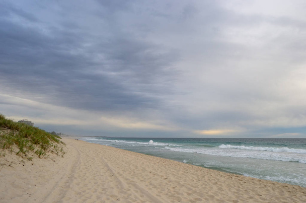 Горизонтальный пейзаж пляжа в облачный день Перт
 - Фото, изображение