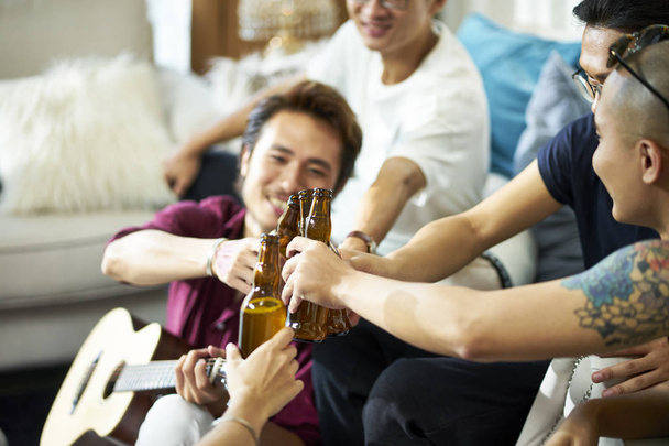 jeunes adultes asiatiques faisant la fête à la maison
 - Photo, image