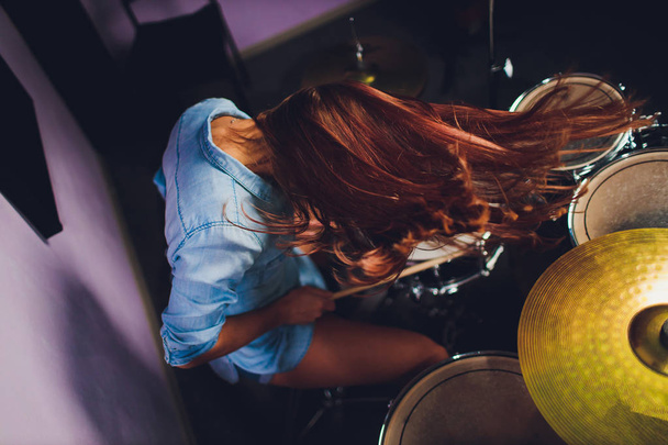 egy női Dobos játszik a színpadon dobfelszerelése fényképe. - Fotó, kép