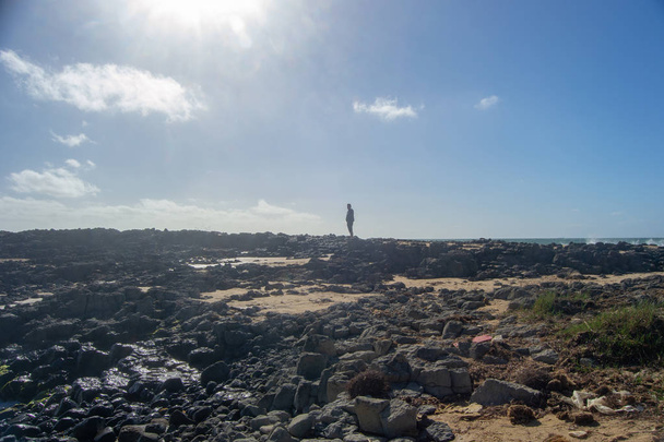 Paisaje de una playa australiana y chico mirando al horizonte
 - Foto, imagen