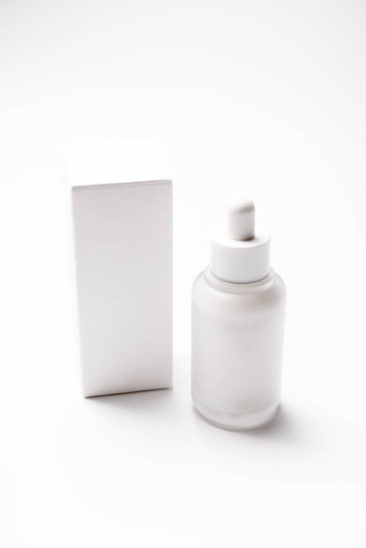 Biała szklana butelka kosmetyczna makieta z pustą przestrzenią kopiowania - Zdjęcie, obraz