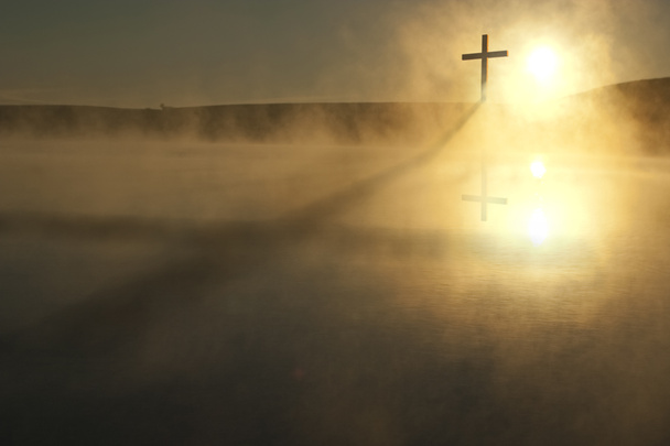 single cross lange schaduw zonsopgang op mistige lake Pasen ochtend - Foto, afbeelding