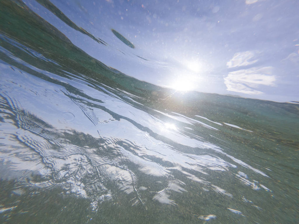 Az összeomlást okozó hullámok a tengeren - Fotó, kép