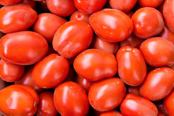 Soyut bir arka plan olarak sulu olgun kırmızı domates. - Fotoğraf, Görsel
