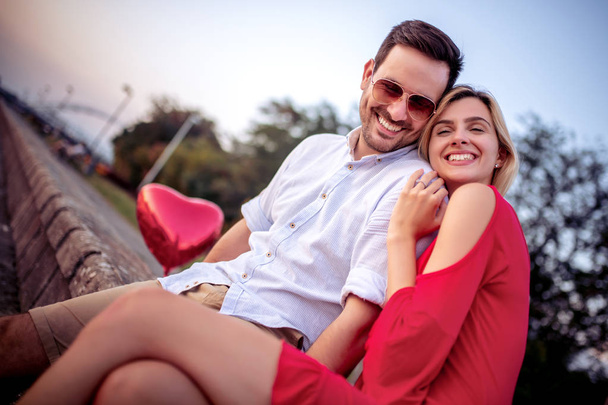 Couple amoureux riant et profitant du plein air
. - Photo, image