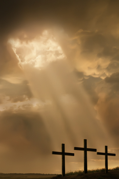 inspirativní náboženské ilustrace světelných paprsků bouře a tři kříže - Fotografie, Obrázek