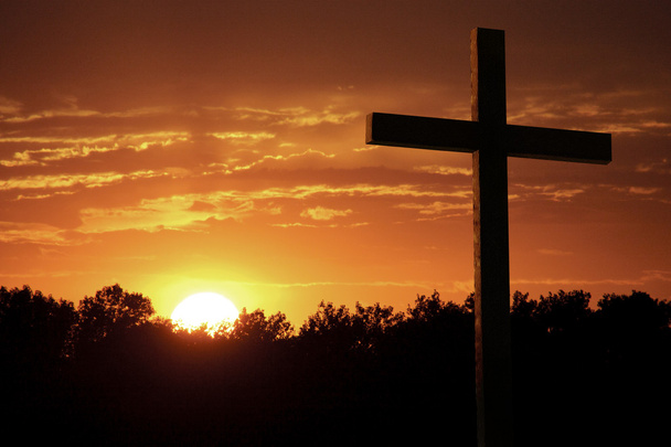 Драматичні небі апельсин хмари світлі Yelllow сонця великого християнського Хреста - Фото, зображення