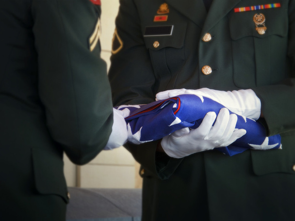 militaire eer bewaker plooien Verenigde Staten vlag op veteraan begrafenis - Foto, afbeelding