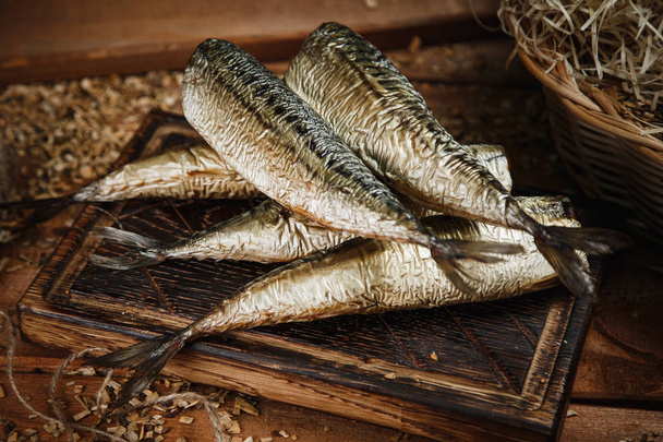 pohled na uzené ryby na dřevěné ploše - Fotografie, Obrázek