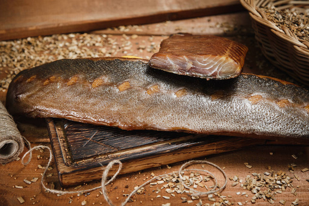 木製の表面上の燻製魚の眺め - 写真・画像