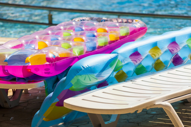 Matelas gonflable de plage sur le bord des piscines
. - Photo, image