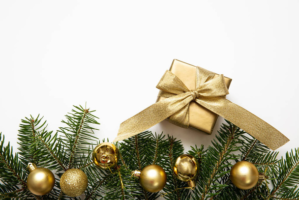 Vánoční dárky a dekorace na pozadí bílé barvy - Fotografie, Obrázek