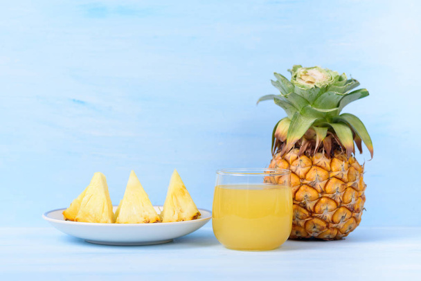 Χυμός ανανά και φρούτα ανανά - Φωτογραφία, εικόνα