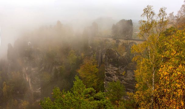 Úžasná scenérie mostu Bastei, národního parku Saského Švýcarska, Německo. Podzimní den - Fotografie, Obrázek