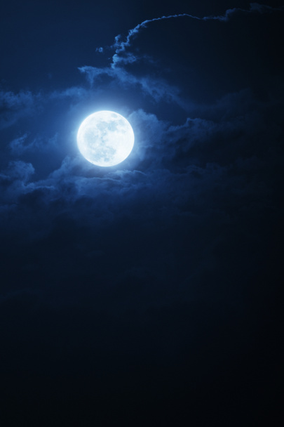 Nuages nocturnes dramatiques et ciel avec belle pleine lune bleue
 - Photo, image