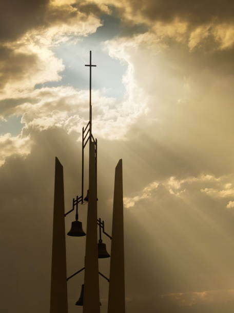 sluneční paprsky zářit skrze mraky přání kostelní zvonici a kříž - Fotografie, Obrázek