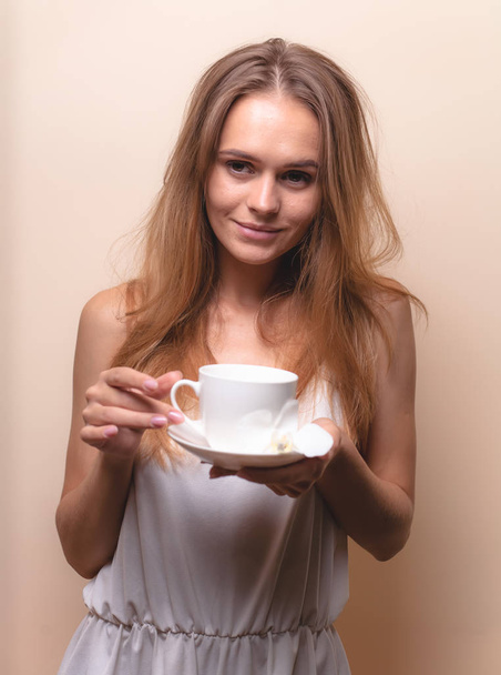 Fiatal nő élvezi egy csésze kávét. Portré nő a reggeli tea. Lemezterület másolása - Fotó, kép