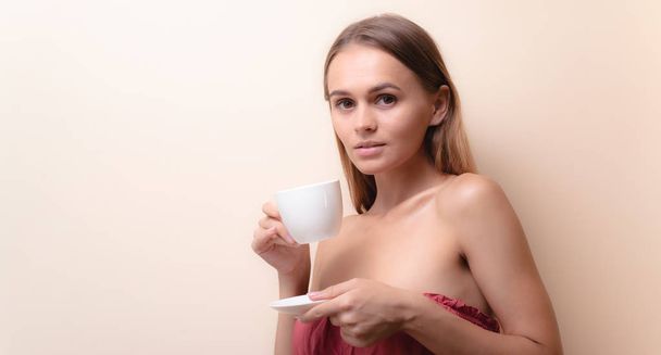 コーヒーを楽しむ若い女性。モーニングティーを持つ女性の肖像画。スペースのコピー - 写真・画像