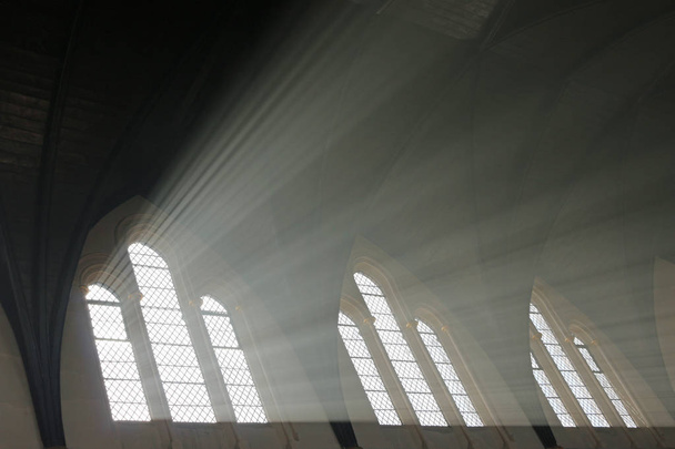 Сонячне світло в димчастій церкві
 - Фото, зображення